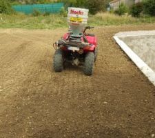 On sème l'herbe avec un quad Agricole