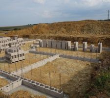 D&eacute;but du vide sanitaire sous le reste de la maison, tour de maison et terrasse