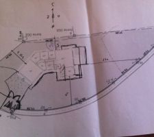 Plan de masse.
Le plan de la maison a été modifié depuis.
L'air de stationnement sera plus grande.