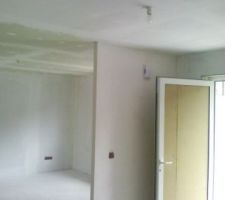 Vue de l'entr&eacute;e avec la premi&egrave;re couche de peinture blanche sur le plafond et sur les cloisons (avant correction des imperfections)