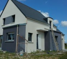 Pose de l'enduit... Blanc Kaolin sur le principal et gris acier sur les avancées