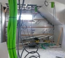 Le plaquage de l'étage se termine, la pose des murs commence. dressing commun.