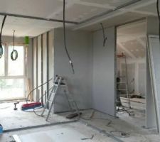 Le plaquage de l'étage se termine, la pose des murs commence. Chambre du cadet et salle de bain.