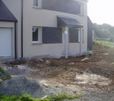 Terrassement en cours, manque le raccordement de la bouteille de gaz, vu qu'elle n'est pas encore installée.