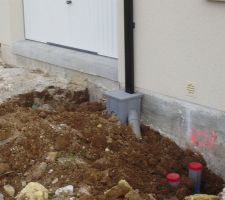 Terrassement en cours, manque le raccordement de la bouteille de gaz, vu qu'elle n'est pas encore installée.