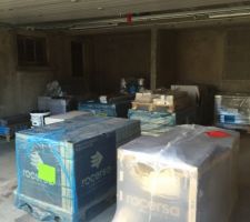 Legarage est rempli de palette de carrelage, de parquet et de dalle de terrasse