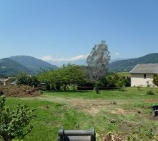 Vue depuis la parcelle (au fond stockage de la terre végétale)