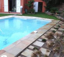 Coin piscine min&eacute;ral et v&eacute;g&eacute;tal.