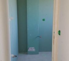 Coffrage dans salle de bain étage