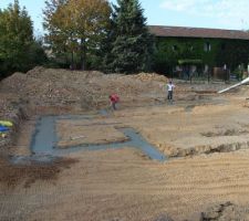 Fondations en cours, mise à niveau du béton fraîchement coulé