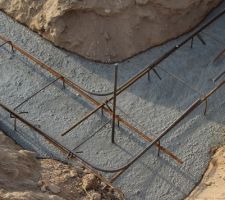 Prise du béton dans les ferrailles, en cours de coulage