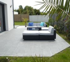 Terrasse en béton imprimé et jardin