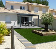 Vue de l'arrire de la maison (terrasse, pergola et jardin