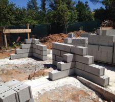 Mon beau père maçonne les angles au poil et nous on enquille les lignes droites!