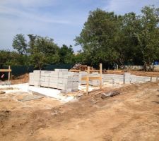Après quelques jours de repos pour les fondations et pour nous, on reprend le chemin du chantier!!