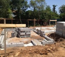 On monte trois rang au garage pour rattraper un peu le niveau, on remblaiera l'intérieur avant de faire le dallage.