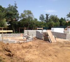 Élévation du vide sanitaire fini, on enchaîne sur la pose des poutrelles et des entrevous!