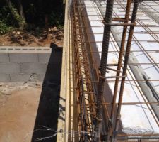Coffrage et ferraillage pour l'arrêt du plancher entre la partie habitation et le garage.