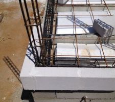 Détail d'un angle avec les planelles en béton cellulaire qui déborde de 2,5cm dans le vide et repose de 5cm sur le mur du vide sanitaire.