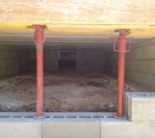 Soutien du coffrage entre le plancher et la partie garage, j'aurai ainsi mon accès au vide sanitaire par ici.
