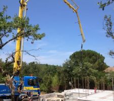 Livraison du béton avec une pompe à béton pour plus de faciliter de mise en oeuvre!