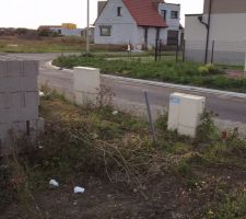Le coffret à gauche sur la photo a été mal installé, il est décalé de plus d'1m20 sur la gauche, ce qui fait qu'il se trouve en plein dans notre accès garage...