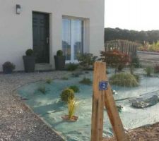 Debut d'aménagement de déco du jardin en façade..