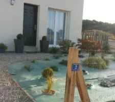 Debut d'aménagement de déco du jardin en façade..