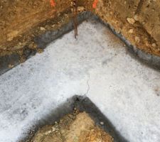 1 jour apr&egrave;s le coulage de la semelle. Le Conducteur de travaux me certifie qu'il s'agit de fissures de retrait. N'h&eacute;sitez pas &agrave; donner votre avis ...