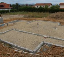 Mise en place du hérisson en cours (terrasse   maison)