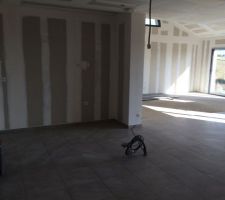 Vue sur la cuisine depuis l'entrée