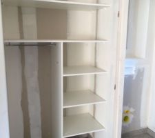 Aménagement du placard de l'entrée. WC suspendu dans l'entrée.