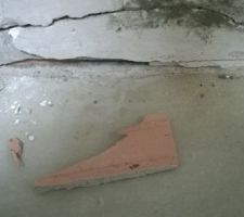 Photo d'un morceau de brique extrait de la fissure