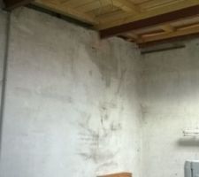 Photo du mur avec l'ipn en haut. On voit la trace d'humidité au niveau de l'ipn