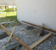 C'est la que super papa commence à intervenir, création de la structure (parpaings et bastaings) pour fixer ensuite le composite...