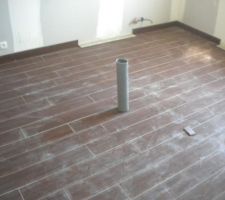 Les chambres du 1er étage sont recouvertes d'un carrelage imitation parquet.