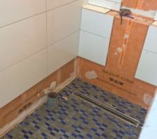 Douche à l'italienne dans la salle de bain