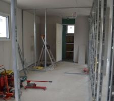 Vue en longueur sur la chambre du RDC, puis dressing, puis salle d'eau