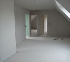 Salon d'étage avec vue sur les deux chambres