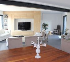 Nous avons choisi de laisser apparente l'IPN comme sur cet exemple. L'idée d'utiliser ce support comme élément de décoration s'harmonisera avec notre cuisine qui est également grise.
Notre maçon s'est engagé à nous trouver un IPN dune belle couleur et sans defaut.