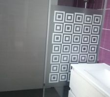 Notre salle d'eau, douche à l'italienne avec paroi fixe   volet