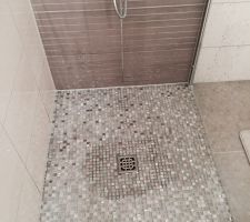 Douche italienne mosaïque et tête de douche grohe