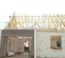 Charpente coté garage en traditionelle charpente de 45 
L'avancé du garage sera elle en toiture terrasse !