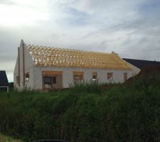 La maison vu de la route , et de derriere (coté terrasse)