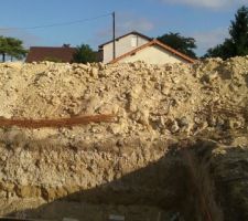 Début du coulage de fondation le 23/07/2015. Terre à évacuer avec beaucoup de roches.