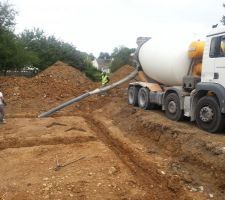La toupie déverse pret de 6m3 de béton afin de réaliser les fondations