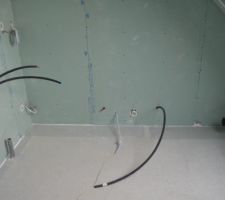 SDB étage (a gauche meuble double vasque prévu, au milieu sèche serviette, et à droite wc)