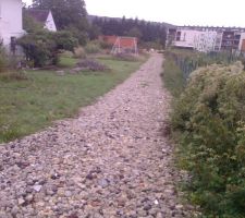 Acc&egrave;s et maison en brique rouge au fond, malheureusement les fondations ne sont pas bonnes.