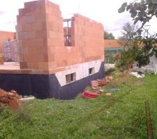 Vu d'ici c'est beau, mais la pose a &eacute;t&eacute; faite juste au niveau de l'enduit d?imperm&eacute;abilisation, alors que les recommandations sont au moins de 10cm au dessus de cet enduit.Fa&ccedil;ade arriere et 2 ouvertures pignon gauche