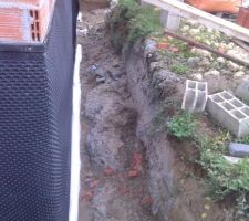 Drain et étanchéité façade principale, remarquez le gaspillage de béton , de temps et d'argent